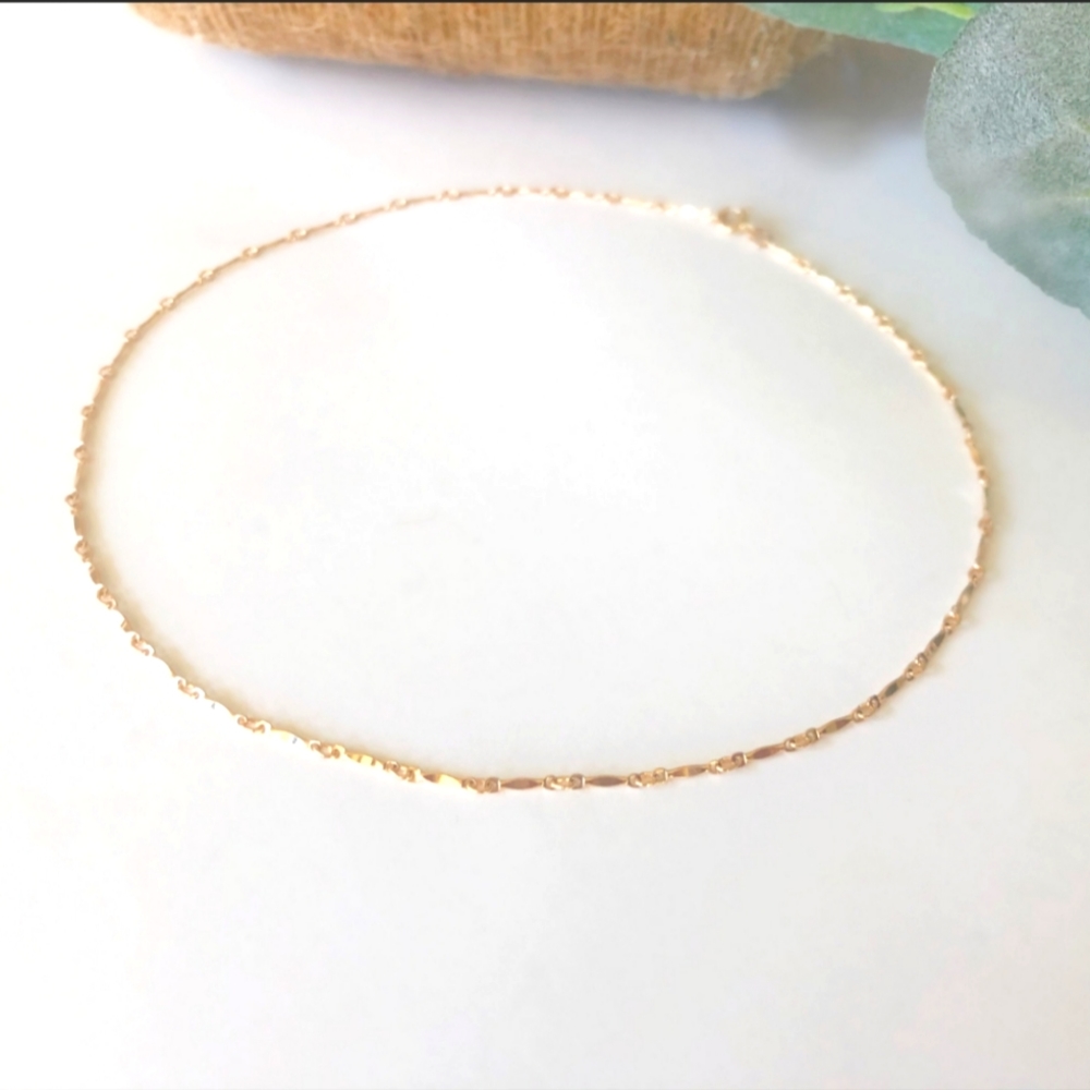 Thin chain necklace